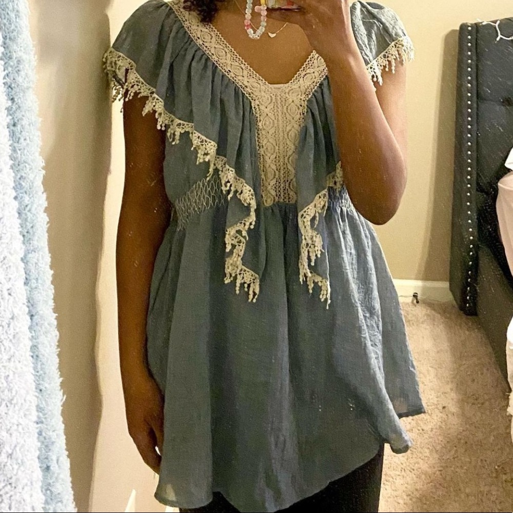 Cute blouse, never been worn. Has a small rip which is why I am selling.